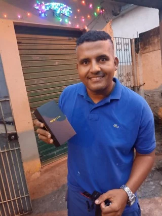 Imagem de clientes recebendo seus aparelhos